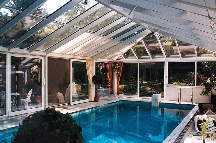 Innenpool mit Glasdach