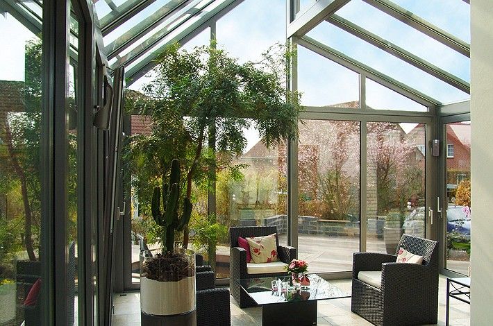 Modern eingerichteter Wintergarten