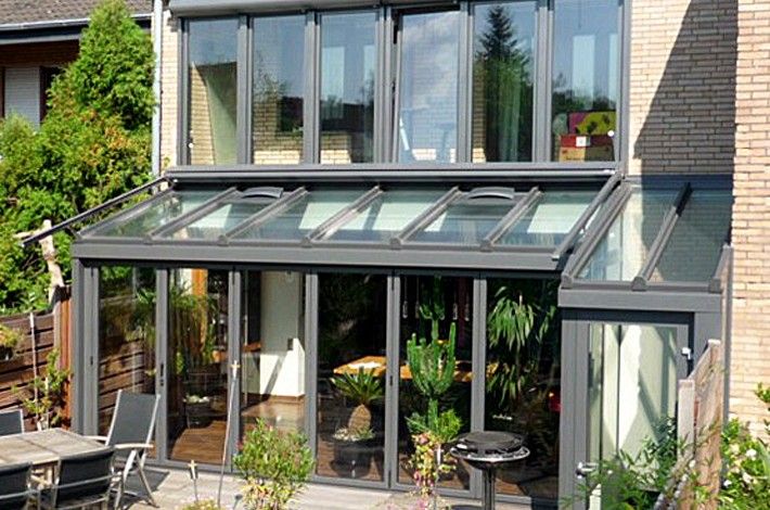 Modern eingerichteter Wintergarten