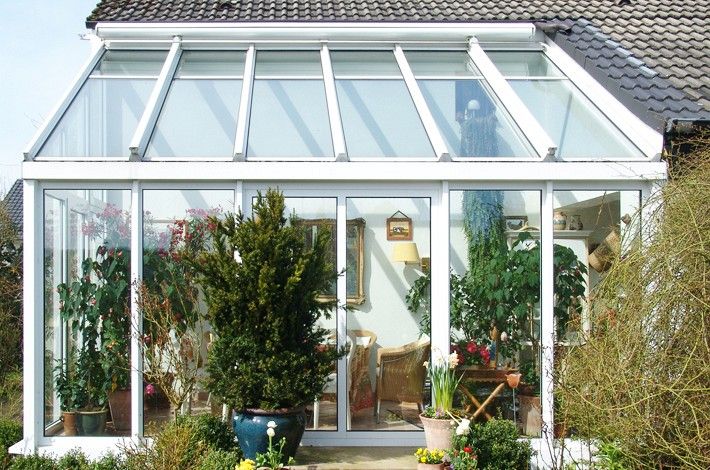 Wintergarten mit einem grünen Busch davor