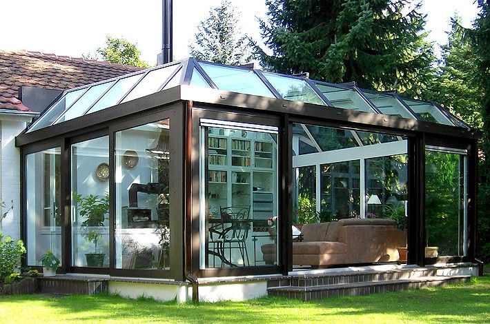 Wintergarten mit dunkelbraunem Haus