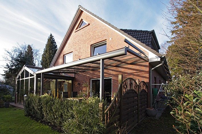 hell gestrichenes Haus mit Überdachung