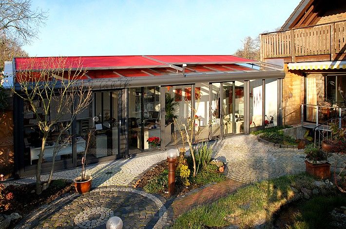 Blick auf einen großen Glasanbau