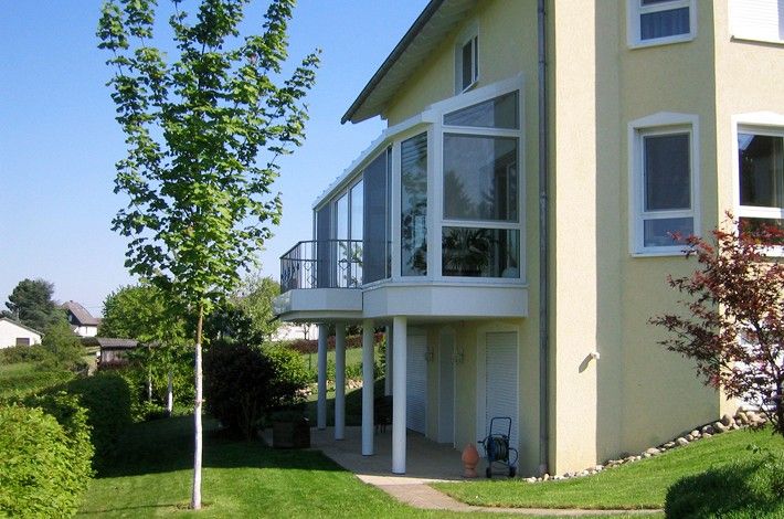 Anbau an ein Haus aus Glas