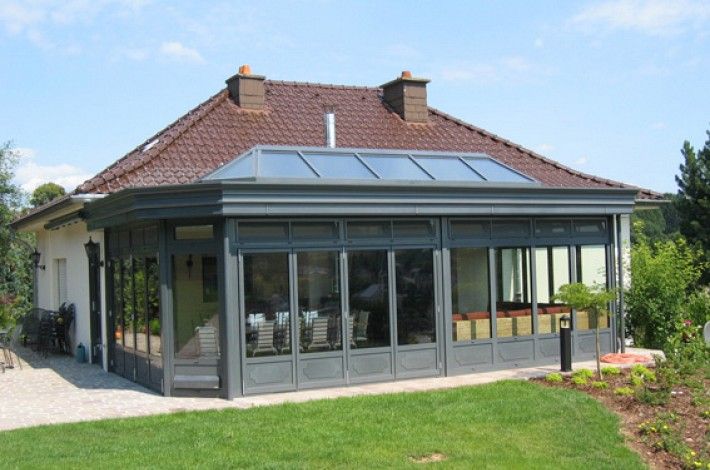 Modern eingerichteter Wintergarten