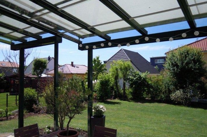 Überdachte Terrasse mit Blick in den Garten