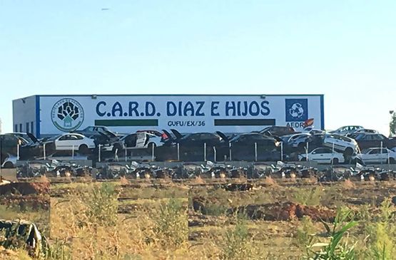 Hay muchos carros estacionados frente a un edificio que dice card diaz e hijos.