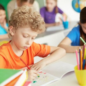 Petit garçon écrit dans un cahier