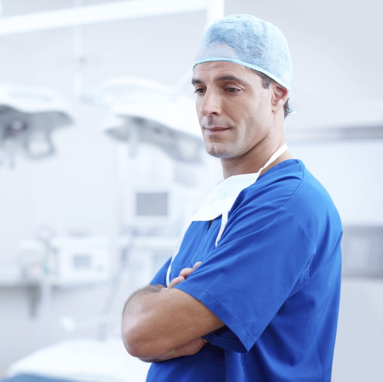 Médecin les bras croisés
