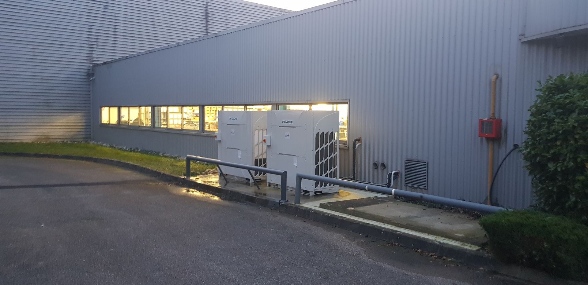 Extérieur d'un bâtiment équipé d'une unité de climatisation industrielle.