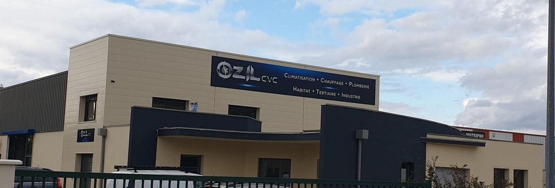 Unité de climatisation blanche fixée sur un mur marron, avec une photo encadrée en noir et blanc d'un lapin en dessous.