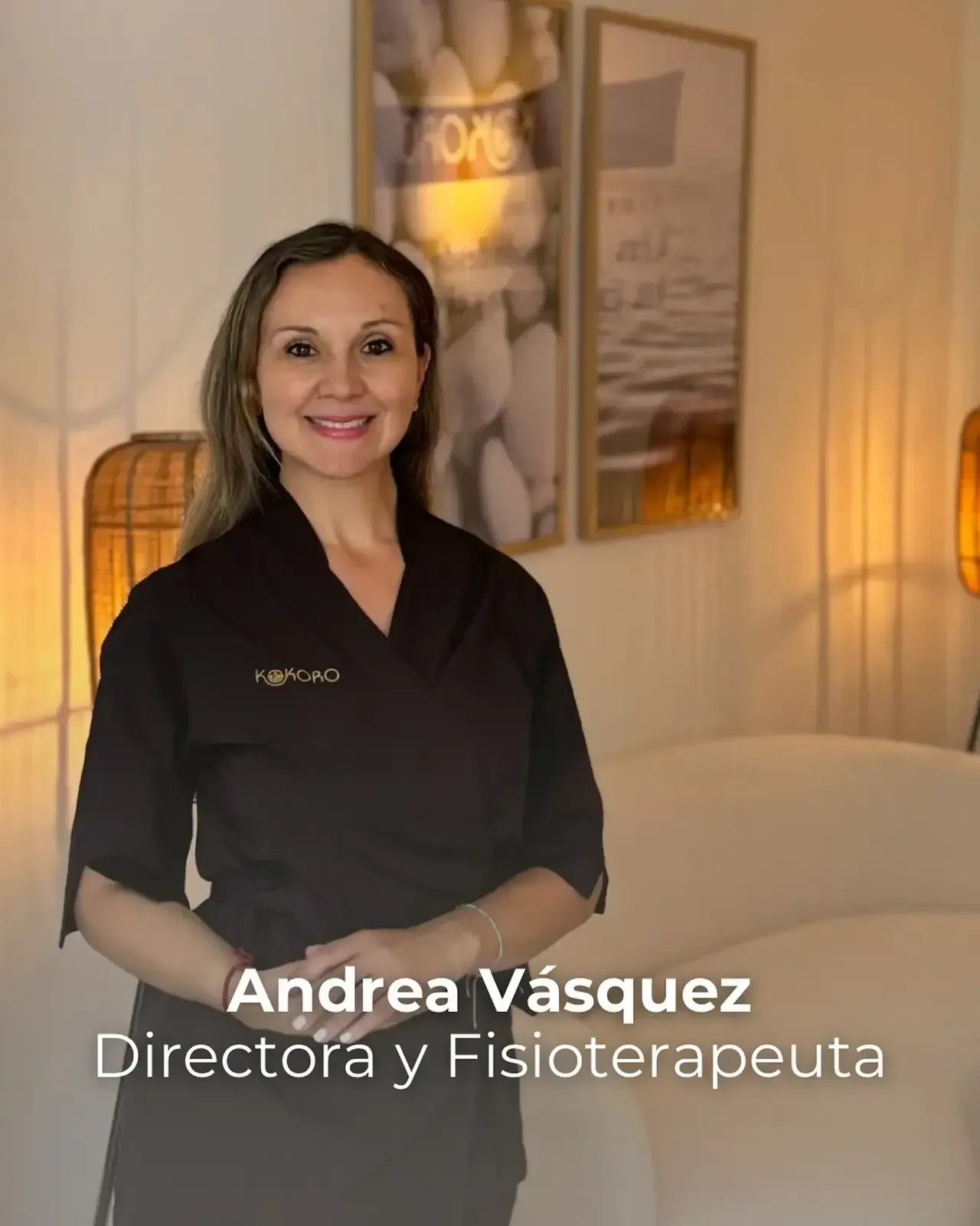 Andrea Vásquez, directora y fisioterapeuta, sonriendo en una habitación.