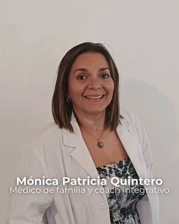 Mujer sonriente, con bata blanca, con el texto: Mónica Patricia Quintero, médica de familia y coach integrativa.