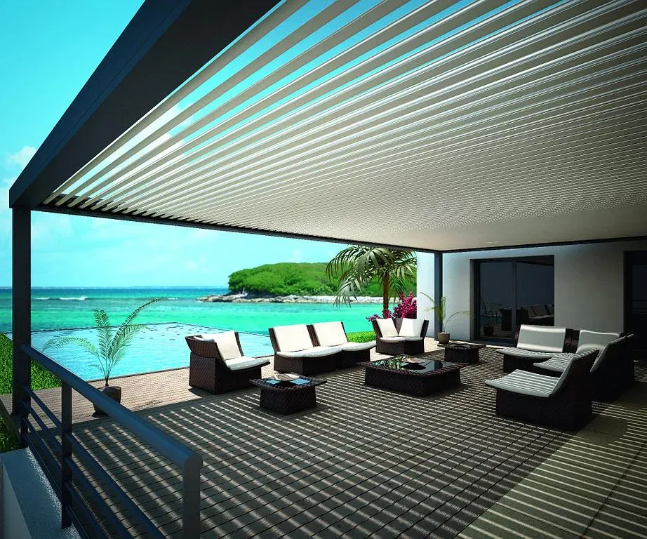 Pergola près d'une piscine