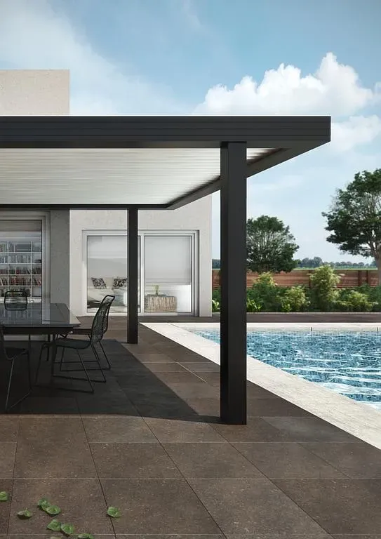 Pergola noire à côté d'une piscine