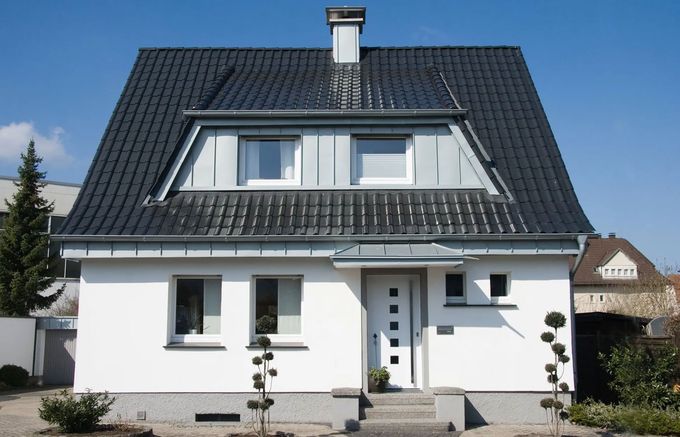 Maison d'un particulier en couleur blanche avec la toiture noire