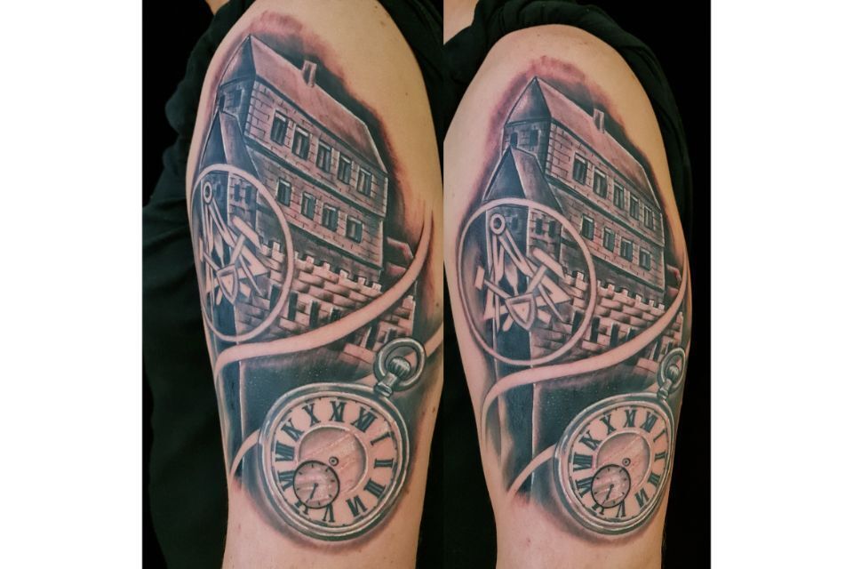 Tattoo eines Gebäudes von voodoo Island Tattoo