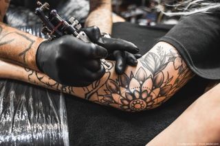 Sergej von Voodoo Island Tattoo tätowiert Kunden aus Uffenheim