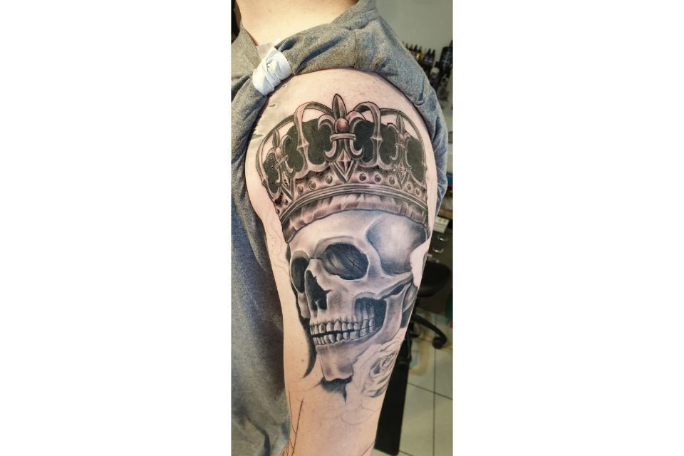 Schadelmotiv tatowiert von  voodoo Island Tattoo