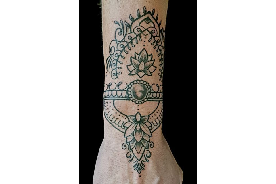 Linework-Tattoo von voodoo Island Tattoo - Fineline Tattoo