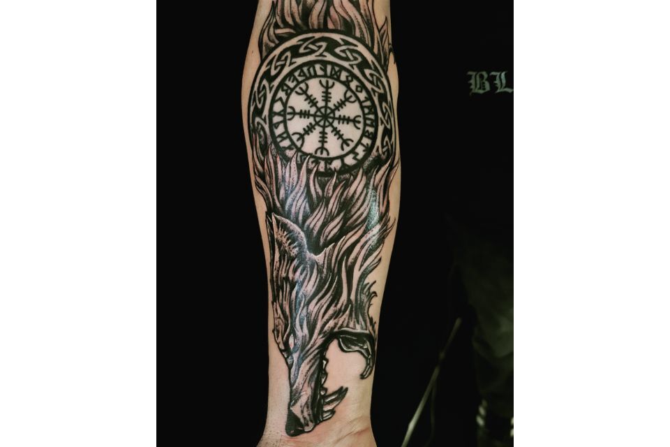 Wolfsmotiv tatowiert  von  voodoo Island Tattoo