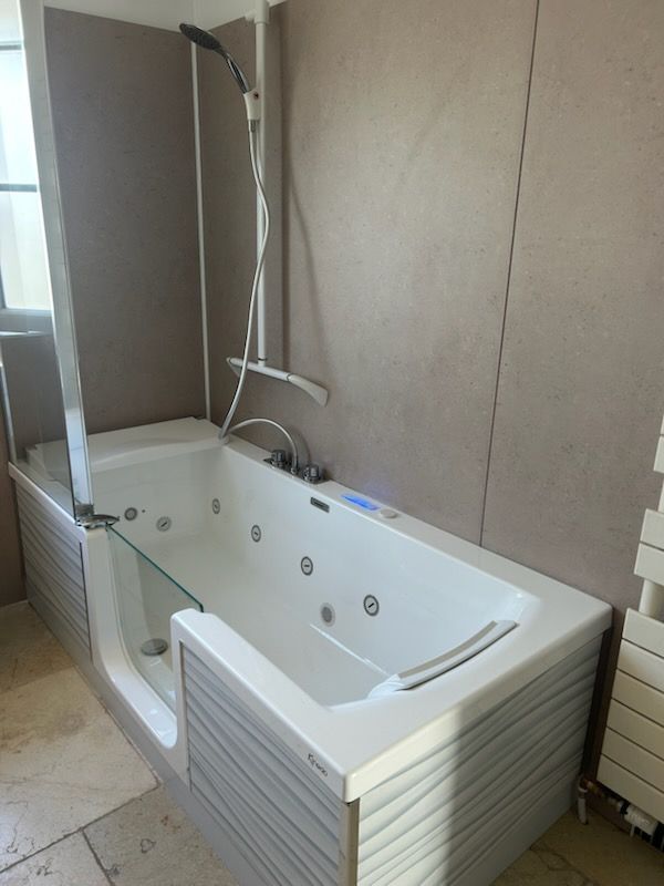 Baignoire adaptée pour personnes à mobilité réduite. 