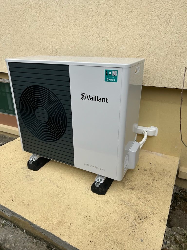 Une climatisation blanche  à l'extérieur.