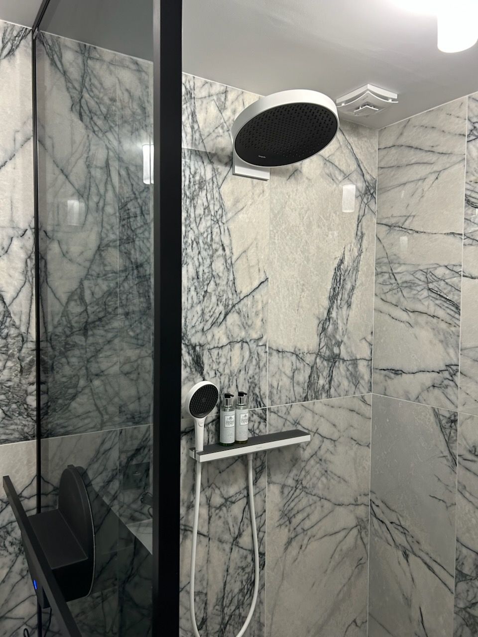 Salle de bains moderne avec douche.