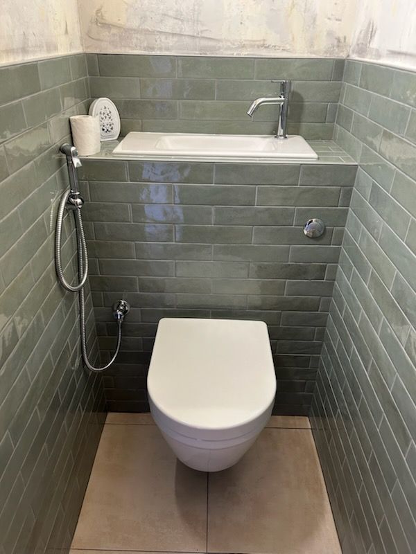 WC suspendu avec lave mains intégré.