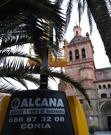 Un cartel que dice alcana frente a un edificio.