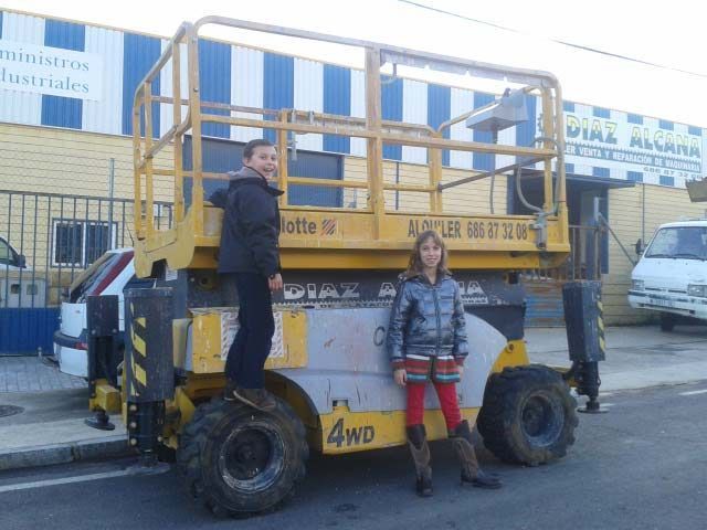 Dos personas de pie junto a un vehículo 4x4