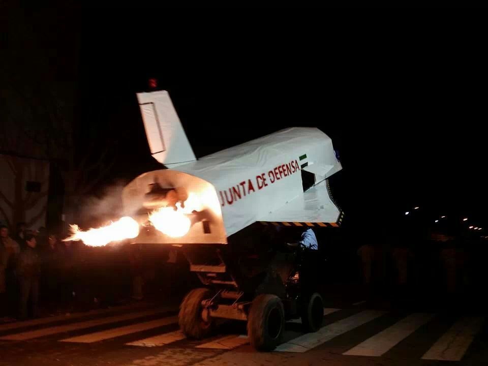 Un camión blanco con la palabra junta.