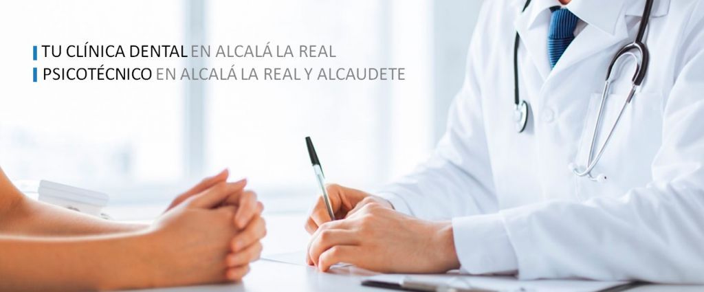 Un médico tomando notas durante una consulta médica con un paciente en una clínica