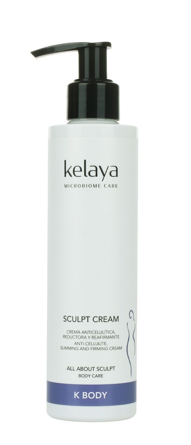 Un frasco blanco con dosificador de la crema corporal Kelaya Sculpt Cream sobre un fondo blanco.