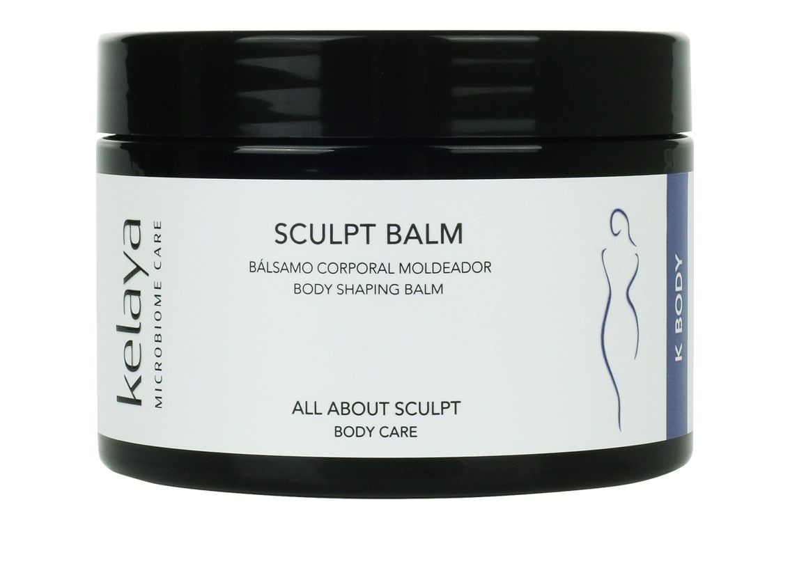 Un tarro negro de bálsamo Kelaya Sculpt con una etiqueta blanca que muestra el texto del producto y la silueta de una figura.