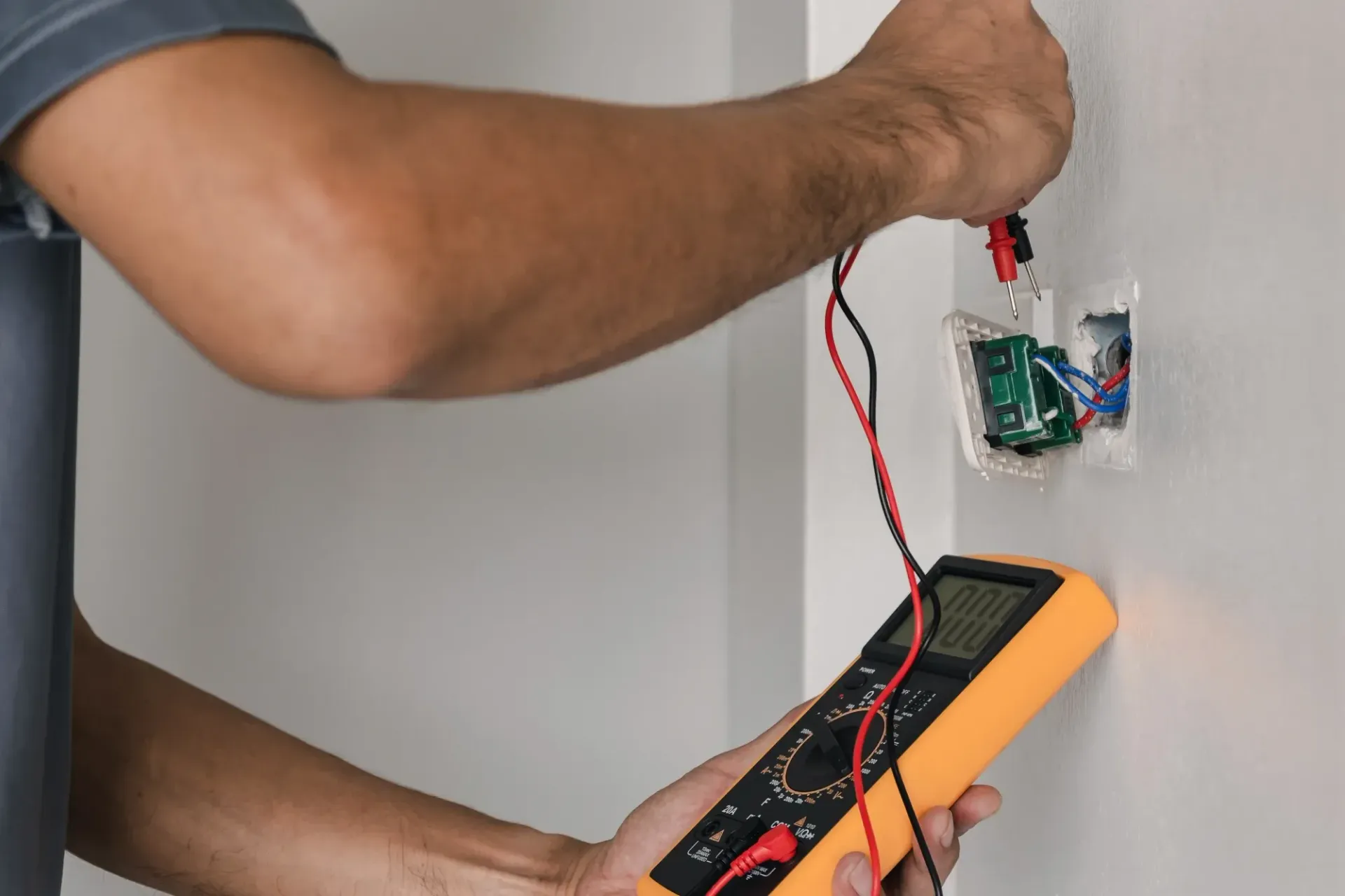 Revisi&oacute;n de instalaci&oacute;n el&eacute;ctrica