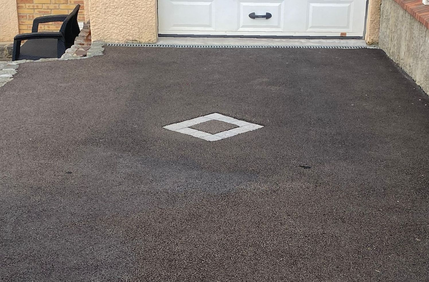 Une allée en enrobé