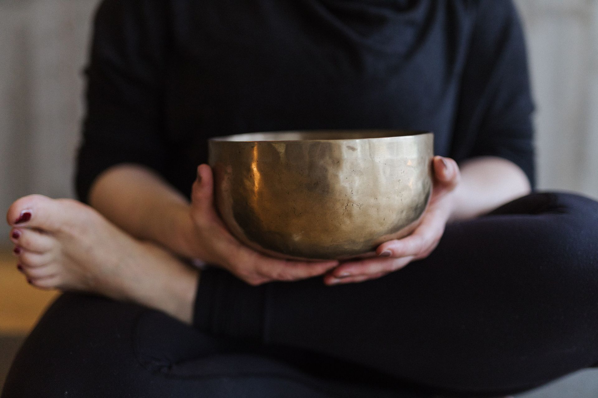 Frau mit goldener Klangschale 