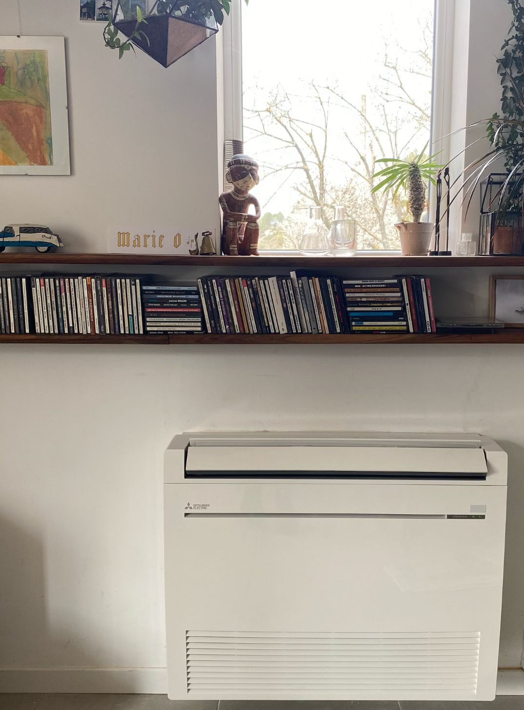 Un climatiseur blanc sur un mur blanc.