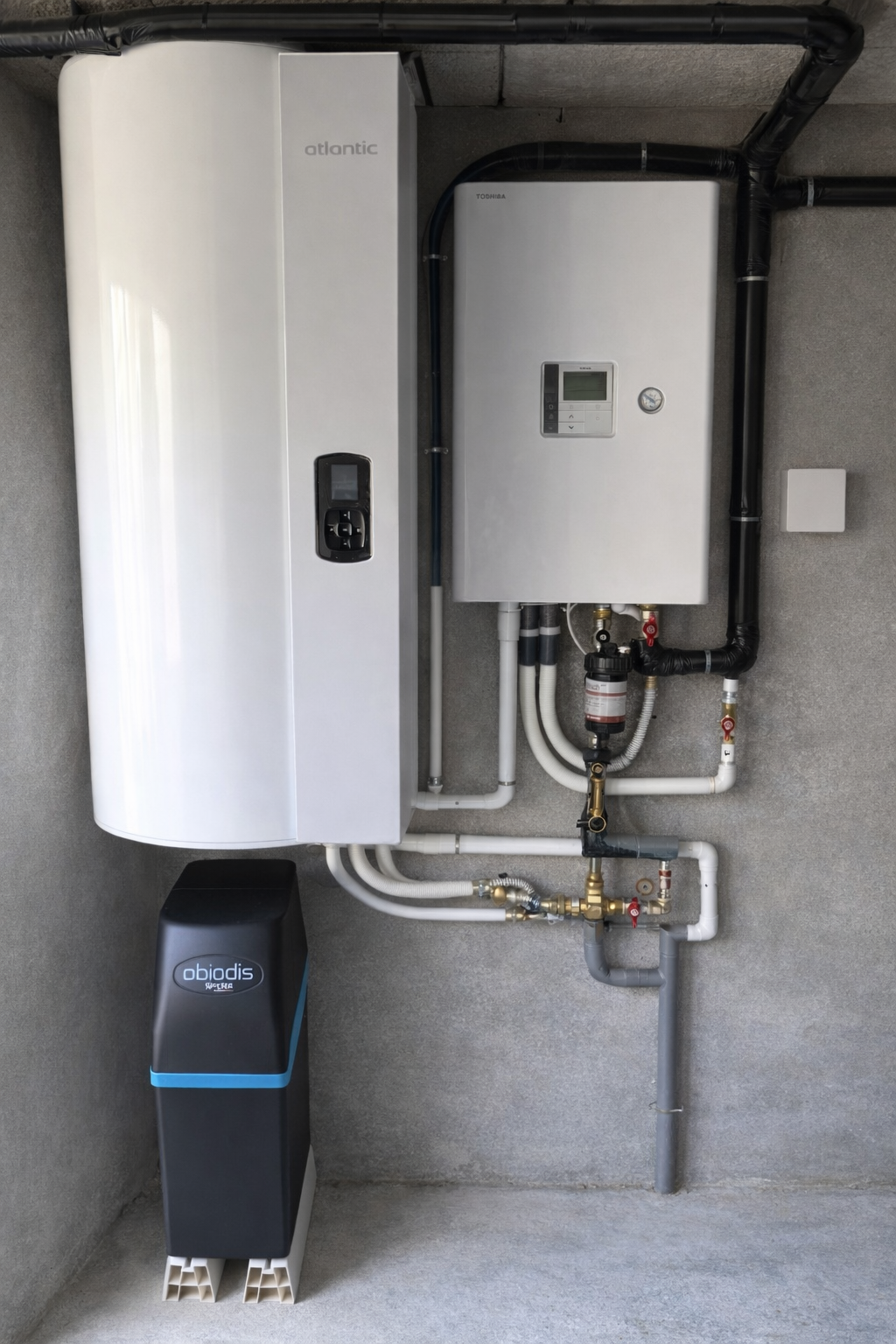 Composants bleus et blancs d'un système de chauffage fixés sur un mur blanc dans une buanderie.