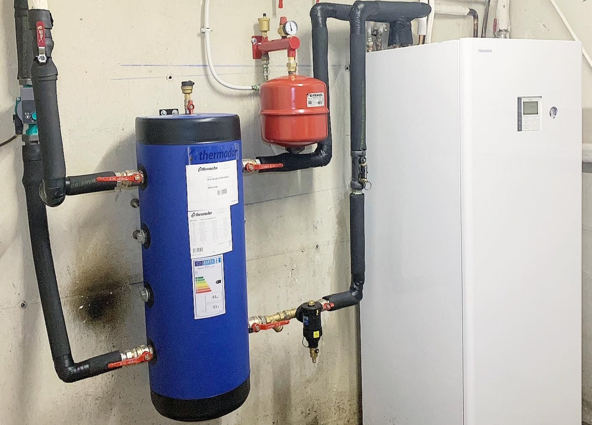 Deux unités de climatisation Fujitsu Atlantic fixées au mur.