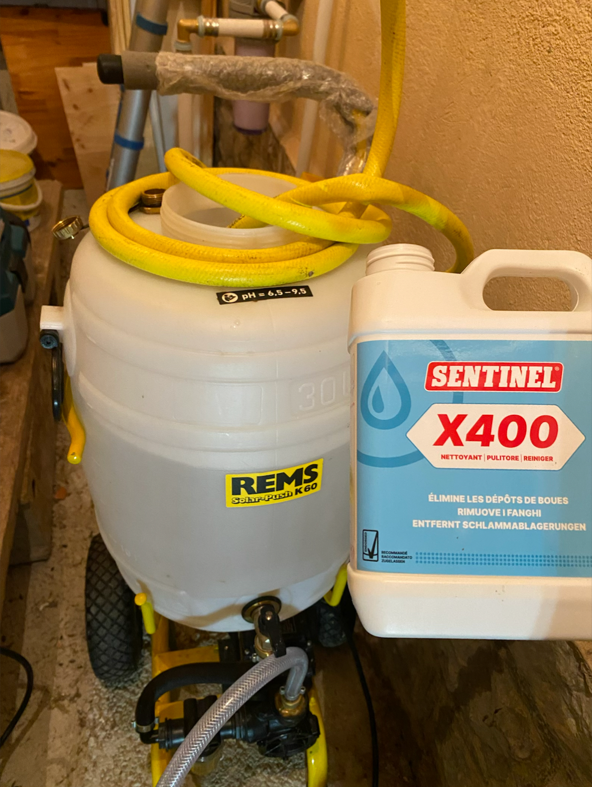 Loïc de LD-Energies installe un climatiseur dans un entrepôt.