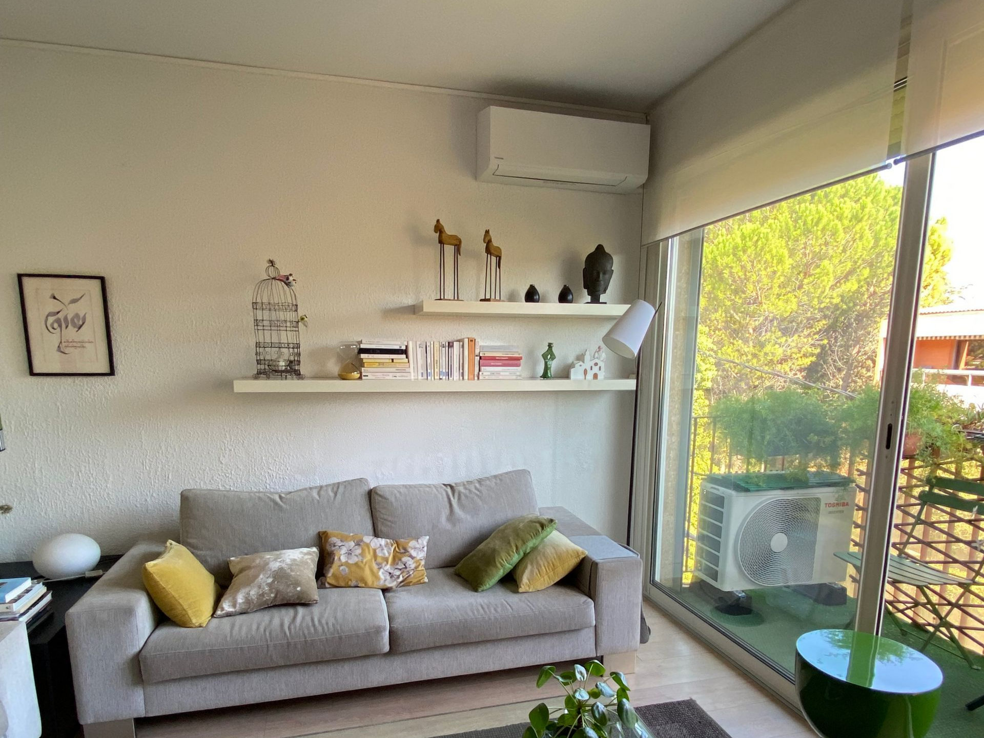 Un système de climatisation dans un salon.