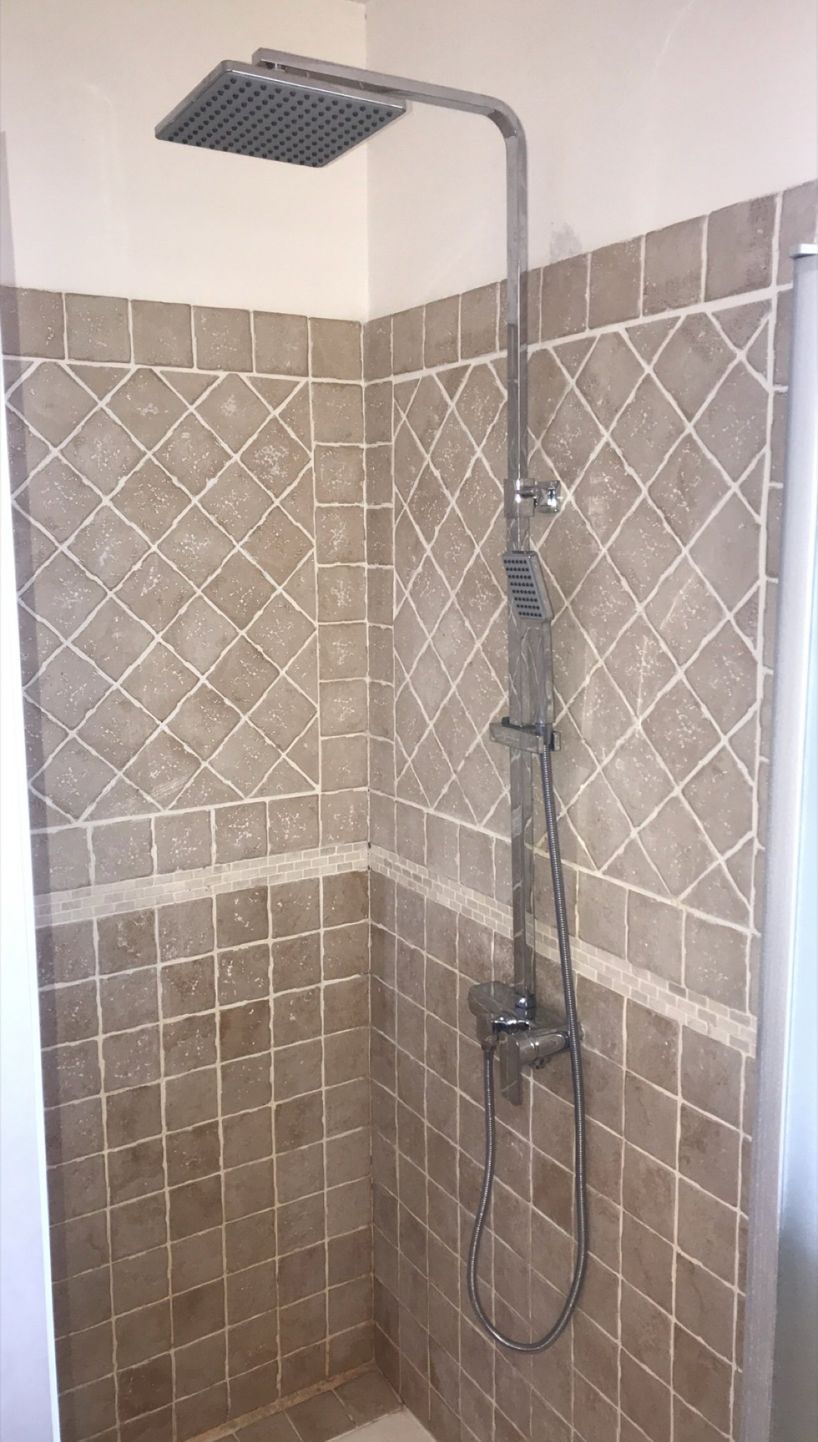 Chauffe-eau et plomberie dans une salle de bains en construction.