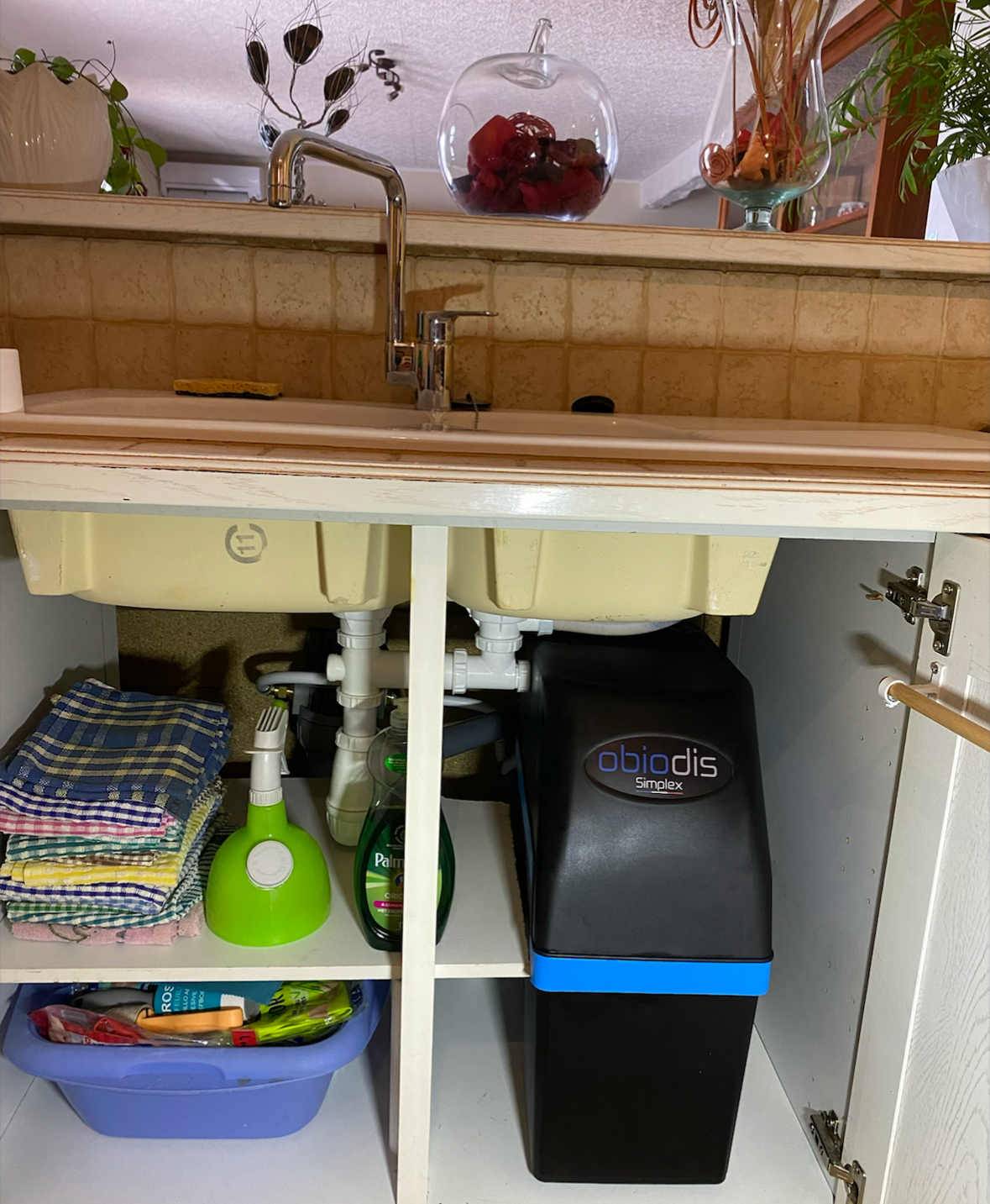 Adoucisseur d'eau Obiodis noir et bleu dans la maison.