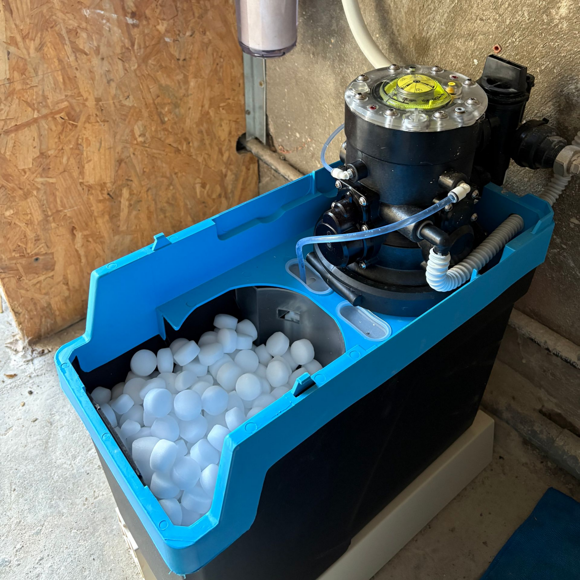 Adoucisseur d'eau, noir et bleu, avec pastilles de sel.