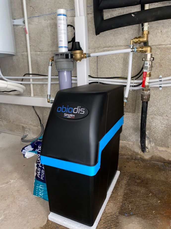 Adoucisseur d'eau Obiodis noir et bleu dans la maison.