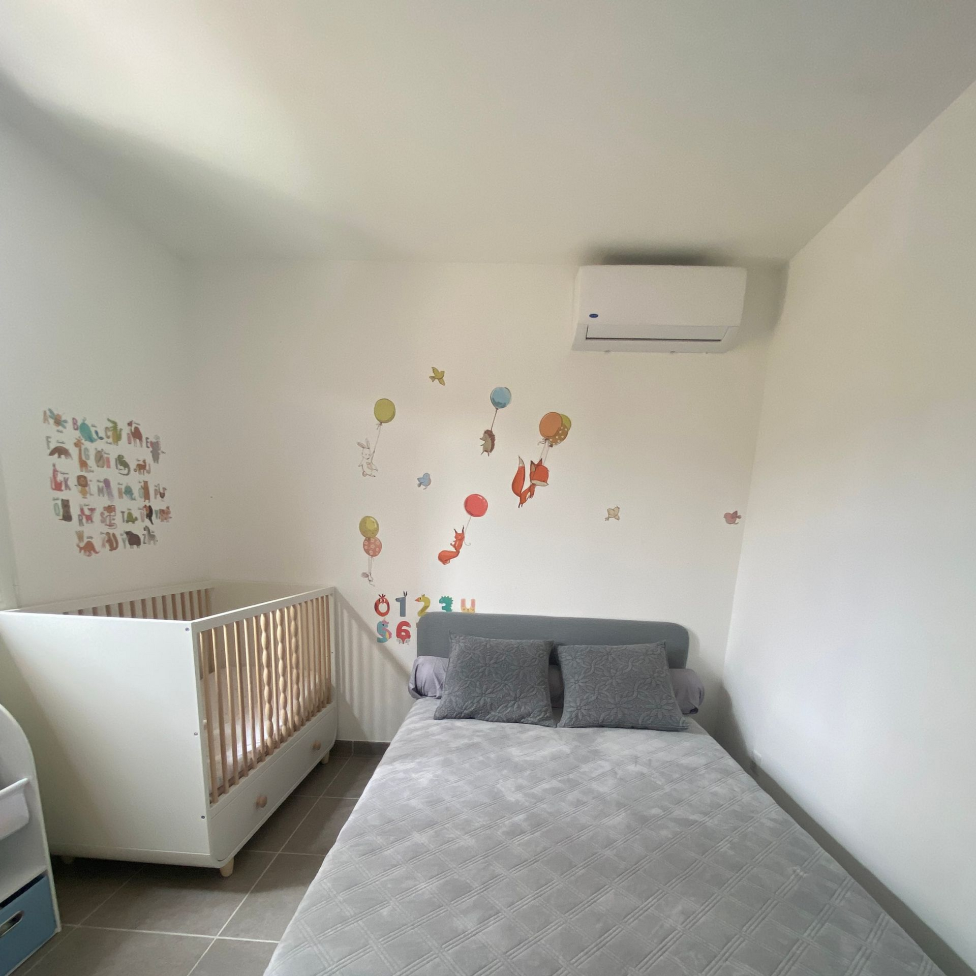 Un système de climatisation dans une chambre.