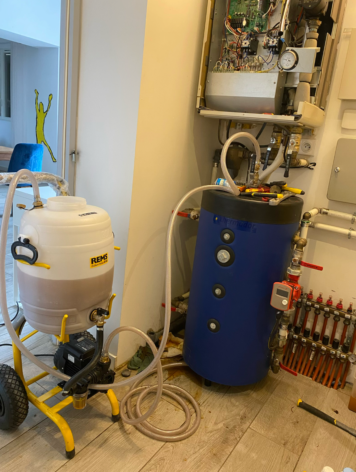 Loïc de LD-Energies à côté d'un climatiseur installé sur un bâtiment.