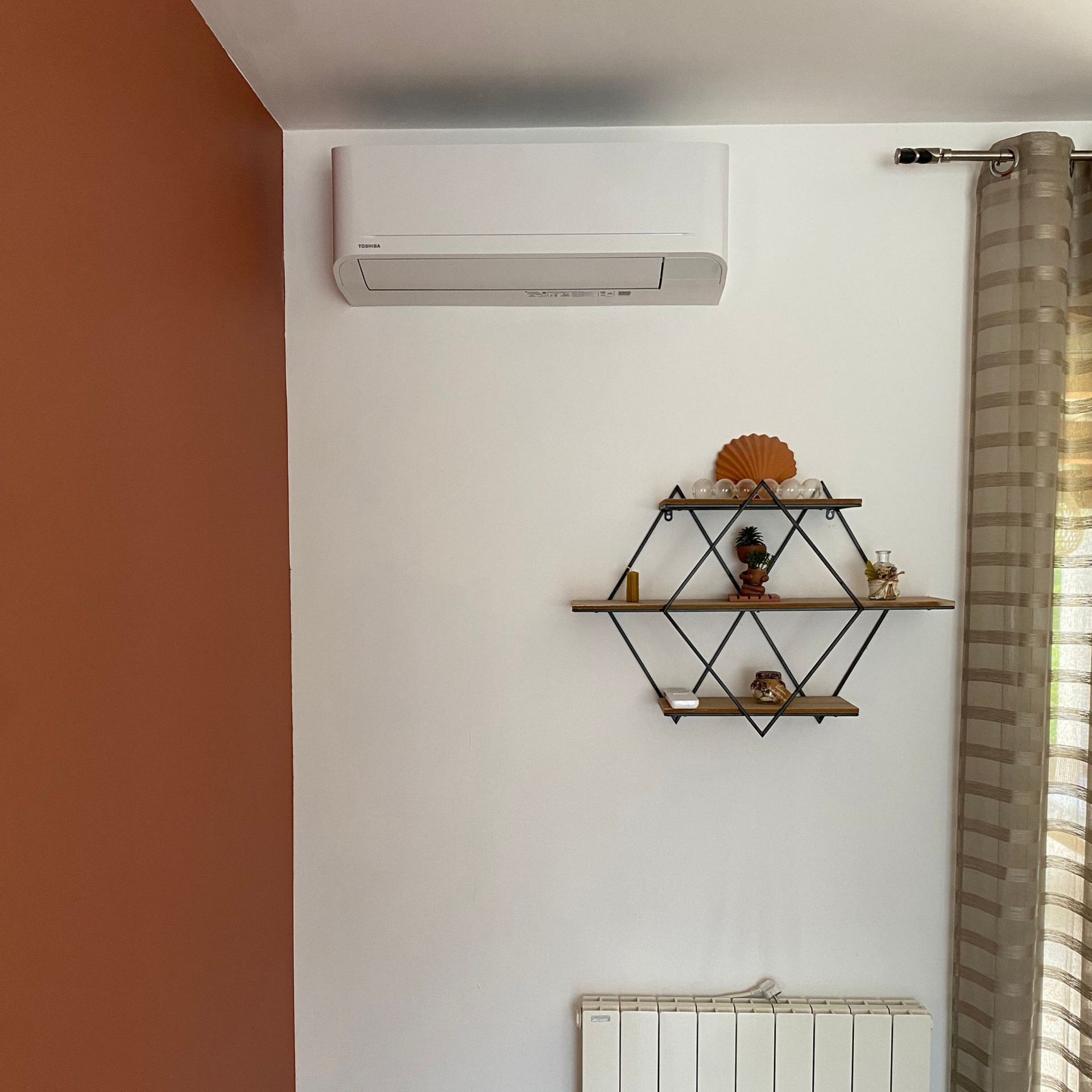 Un climatiseur blanc sur un mur blanc.